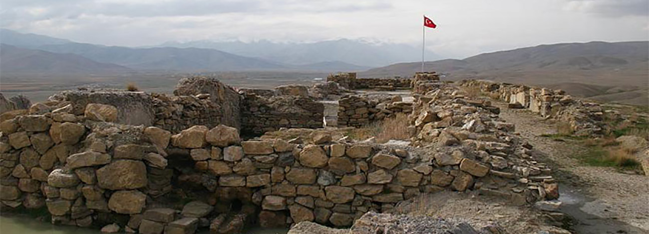 قلعه چاووش تپه یا ساردورینیلی وان ترکیه
