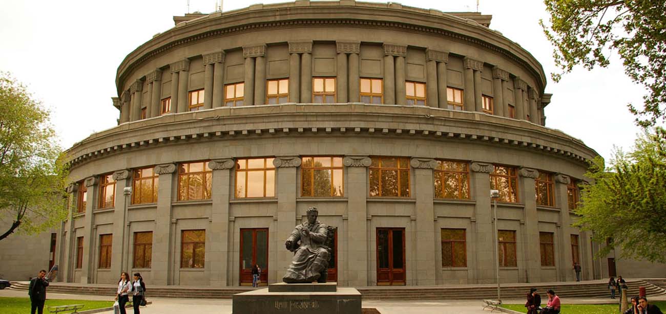 ساختمان اپرا ایروان ارمنستان